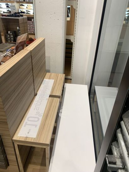 Agencement de magasin composé de :
- 1 comptoir...
