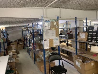 - (+/-) 3 mètres de tablette en bois stratifié...