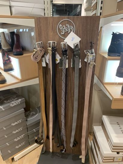 - (+/-) 70 écharpes
- (+/-) 20 ceintures
-...