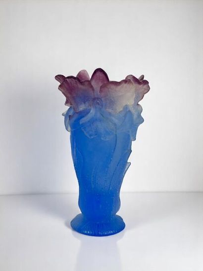 DAUM FRANCE 
Vase orchidée améthyste en cristal...
