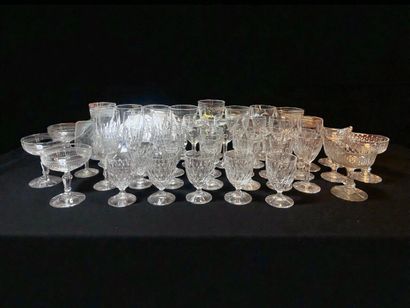 Lot de 39 VERRES, certains en cristal, divers...