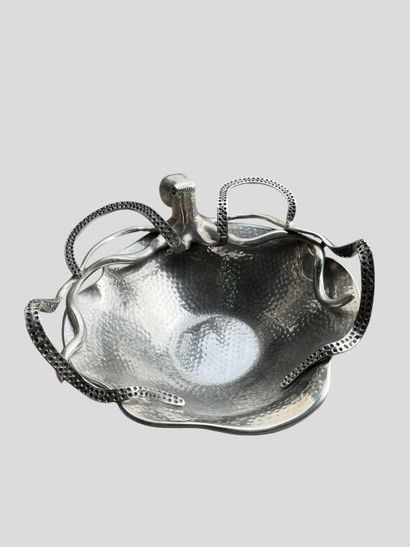*Grand bol en aluminium martelé à décor de...