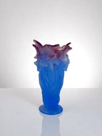 DAUM FRANCE 
Vase orchidée améthyste en cristal...