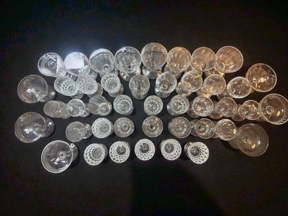 Lot de 39 VERRES, certains en cristal, divers...