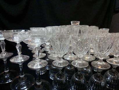 Lot de 39 VERRES, certains en cristal, divers...
