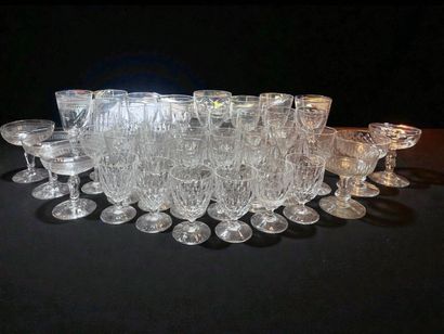 Lot de 39 VERRES, certains en cristal, divers...