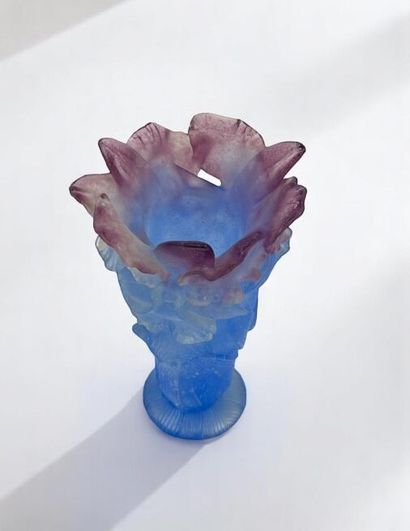 DAUM FRANCE 
Vase orchidée améthyste en cristal...