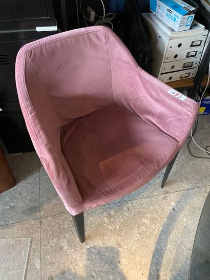 2 Chaises 200 en velours rose. 60x57x79 cm...