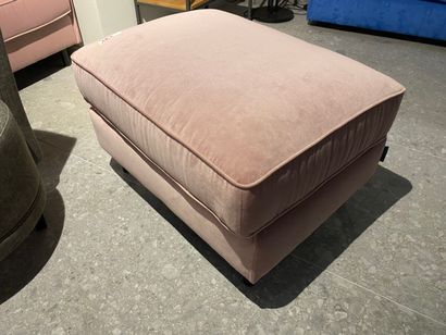 1 POUF sur pied BAGATELLE. 80x60x46 cm, revêtement...