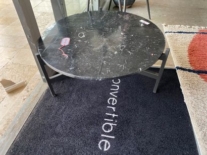 1 Table basse ronde grande en marbre noir....