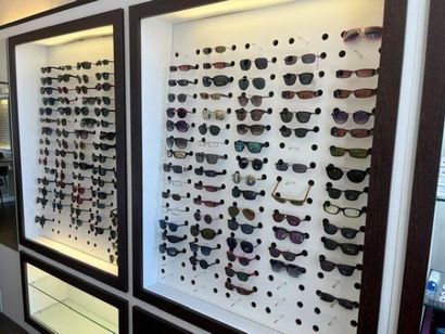 STOCK d'opticien comprenant :
- (+/-) 446...