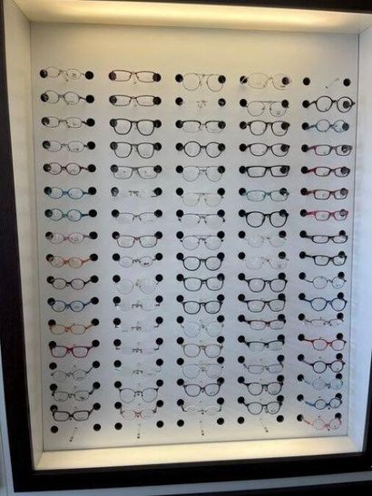 STOCK d'opticien comprenant :
- (+/-) 446...