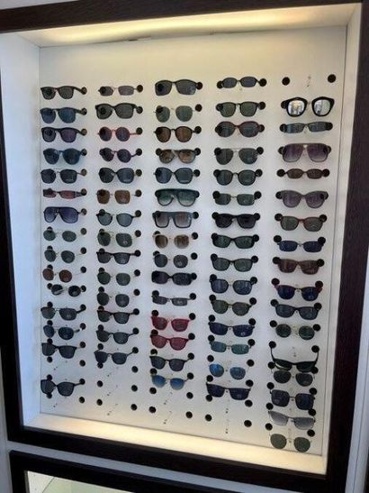 STOCK d'opticien comprenant :
- (+/-) 446...