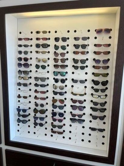 STOCK d'opticien comprenant :
- (+/-) 446...
