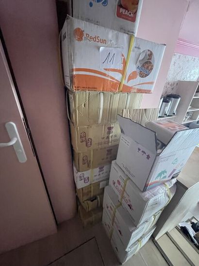 STOCK comprenant :
- (+/-) 6 cartons de produits...