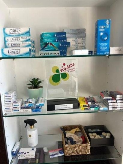 STOCK d'opticien comprenant :
- (+/-) 446...