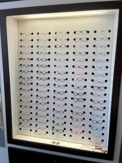STOCK d'opticien comprenant :
- (+/-) 446...