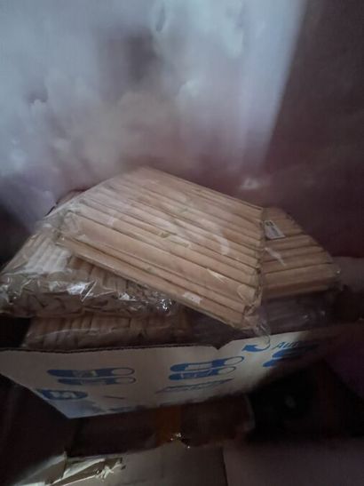 STOCK de (+/-) 13 cartons de consommables...