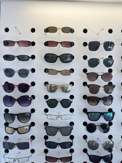 STOCK d'opticien comprenant :
- (+/-) 446...