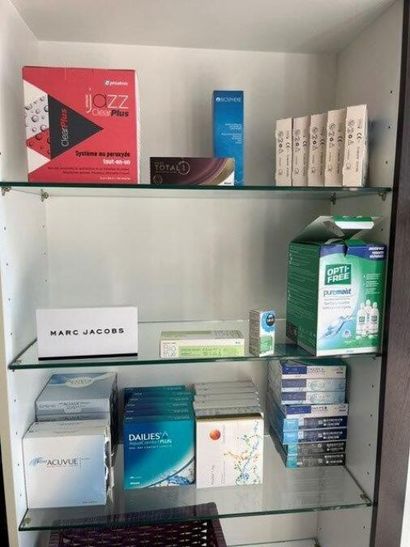 STOCK d'opticien comprenant :
- (+/-) 446...