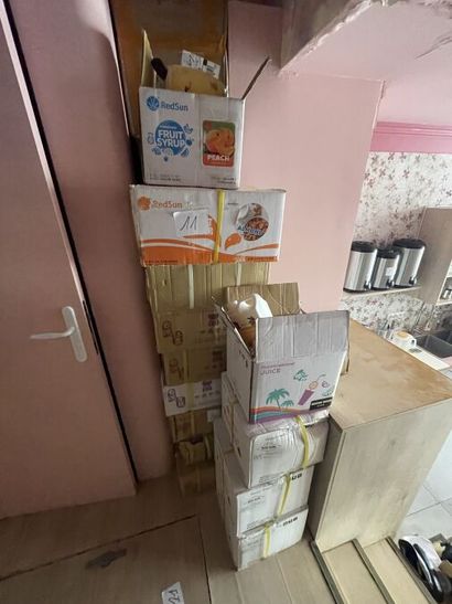 STOCK comprenant :
- (+/-) 6 cartons de produits...