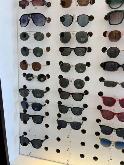 STOCK d'opticien comprenant :
- (+/-) 446...