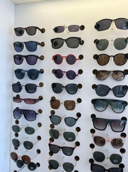 STOCK d'opticien comprenant :
- (+/-) 446...