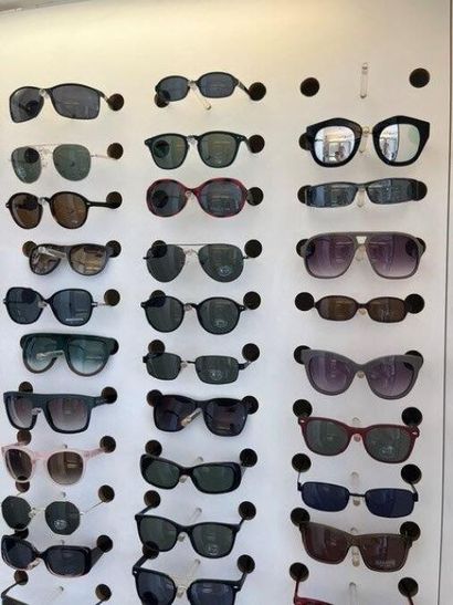 STOCK d'opticien comprenant :
- (+/-) 446...