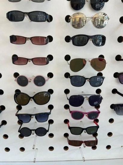 STOCK d'opticien comprenant :
- (+/-) 446...