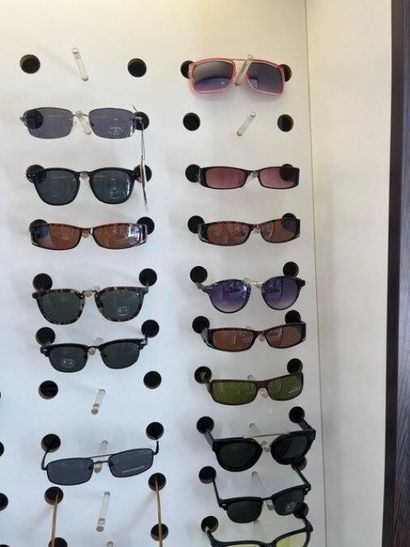 STOCK d'opticien comprenant :
- (+/-) 446...