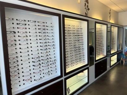 STOCK d'opticien comprenant :
- (+/-) 446...