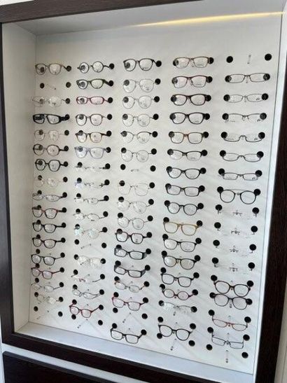 STOCK d'opticien comprenant :
- (+/-) 446...