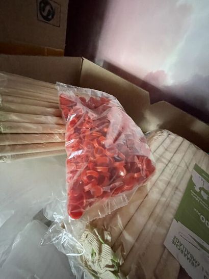 STOCK de (+/-) 13 cartons de consommables...