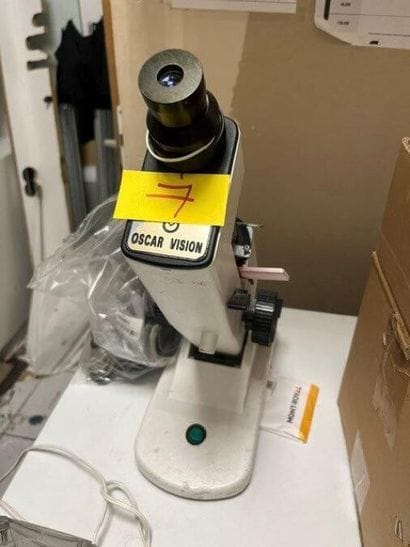 - 1 frontofocomètre (appareil de mesure des...
