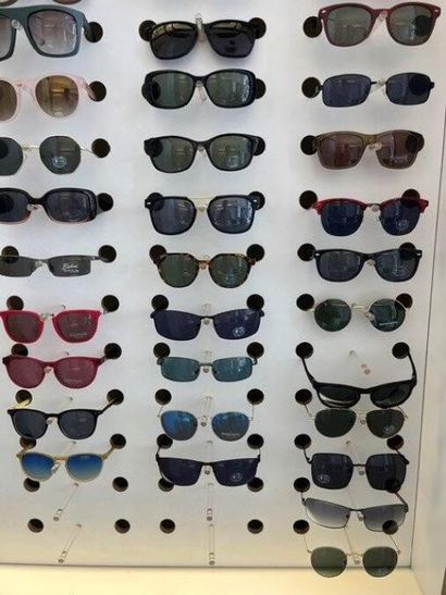 STOCK d'opticien comprenant :
- (+/-) 446...