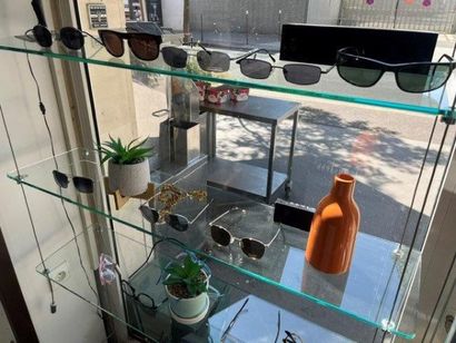 STOCK d'opticien comprenant :
- (+/-) 446...