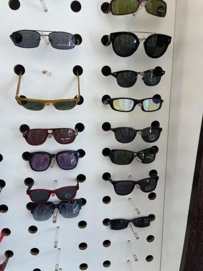 STOCK d'opticien comprenant :
- (+/-) 446...