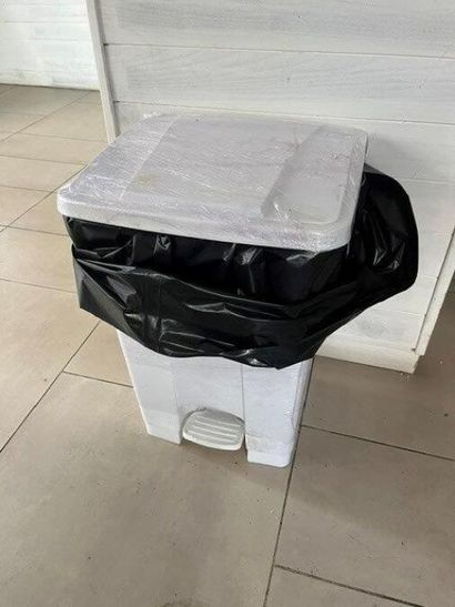 - 5 tables blanches 2 couverts piétement...