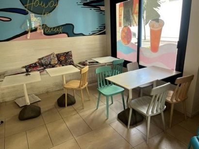 - 5 tables blanches 2 couverts piétement...