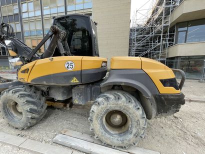 *1 pelle polyvalente sur pneus MECALAC 12...