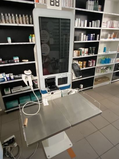 *1 caisse automatique avec écran interactif...