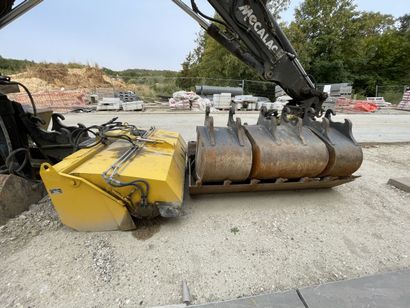 *1 pelle polyvalente sur pneus MECALAC 12...