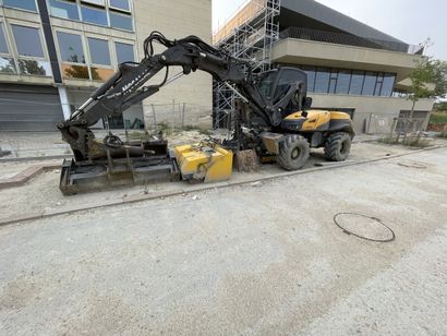 *1 pelle polyvalente sur pneus MECALAC 12...