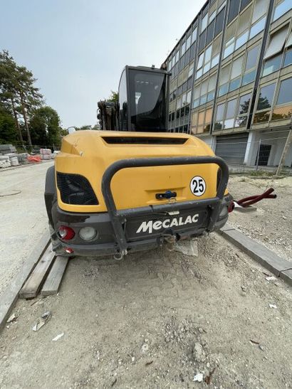 *1 pelle polyvalente sur pneus MECALAC 12...