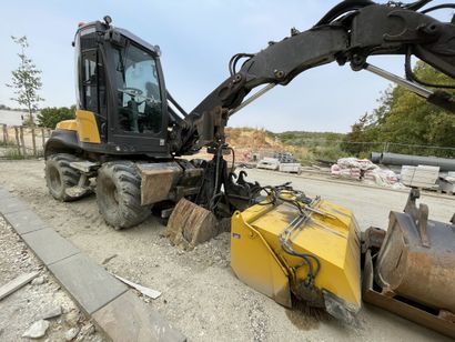 *1 pelle polyvalente sur pneus MECALAC 12...