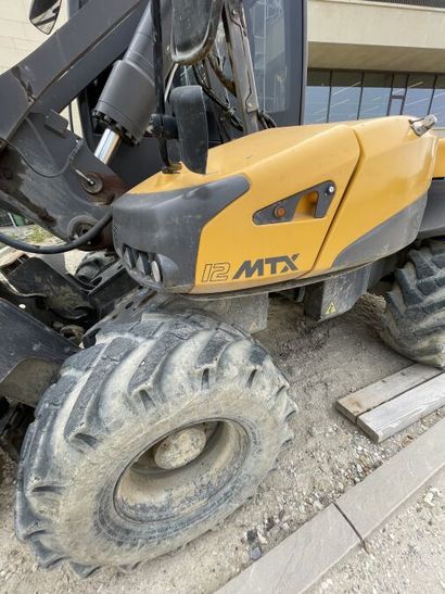*1 pelle polyvalente sur pneus MECALAC 12...