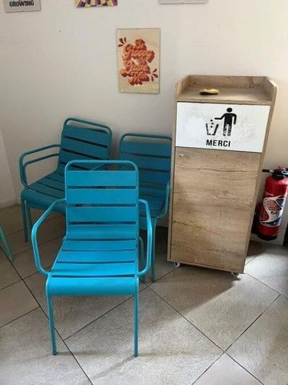 - 5 tables blanches 2 couverts piétement...