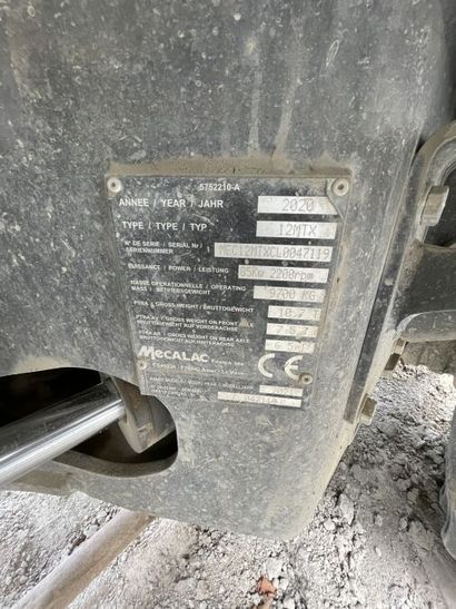 *1 pelle polyvalente sur pneus MECALAC 12...