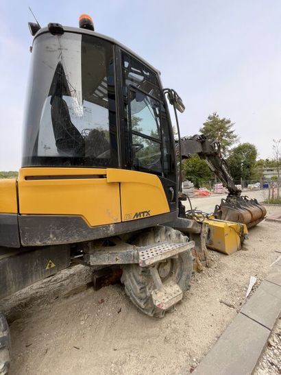 *1 pelle polyvalente sur pneus MECALAC 12...