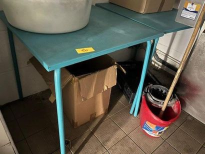 - 5 tables blanches 2 couverts piétement...